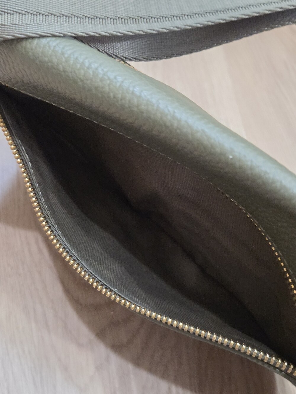 Quince Unisex Italian Pebbled Leather Sling Bag Olive Minimalist Quiet Luxury - Picture 11 of 11